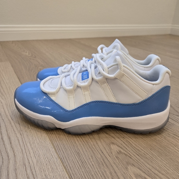 Jordan 11 Low - UNC - Picture 2 of 9